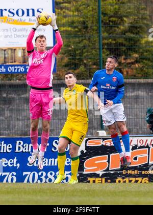 Stair Park, Stranraer, Dumfries, Großbritannien. April 2021. Scottish Cup Football, Stranraer versus Hibernian; Matt Macey aus Hibernian sammelt ein Kreuz in seiner Box für Hibernian Kredit: Action Plus Sports/Alamy Live News Stockfoto