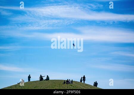 Ein Mann fliegt bei warmem Wetter einen Drachen auf einem Hügel bei Northala Fields im Westen Londons. Bilddatum: Sonntag, 18. April 2021. Stockfoto