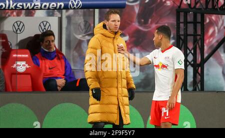 Leipzig, Deutschland. April 2021. Fußball: Bundesliga, Matchday 29, RB Leipzig - TSG 1899 Hoffenheim in der Red Bull Arena Leipzig. Leipzig-Trainer Julian Nagelsmann und der Leipziger Mittelfeldspieler Tyler Adams diskutieren während des Spiels. Kredit: Jan Woitas/dpa-Zentralbild/dpa - WICHTIGER HINWEIS: Gemäß den Bestimmungen der DFL Deutsche Fußball Liga und/oder des DFB Deutscher Fußball-Bund ist es untersagt, im Stadion und/oder vom Spiel aufgenommene Fotos in Form von Sequenzbildern und/oder videoähnlichen Fotoserien zu verwenden oder zu verwenden./dpa/Alamy Live News Stockfoto