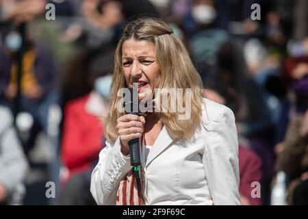 Madrid, Spanien. April 2021. Die dritte Vizepräsidentin der Regierung und Ministerin für Arbeit und Sozialwirtschaft, Yolanda DÌaz, spricht während eines Wahlkampftreffens zu den Regionalwahlen in LavapiÈs. Kredit: SOPA Images Limited/Alamy Live Nachrichten Stockfoto