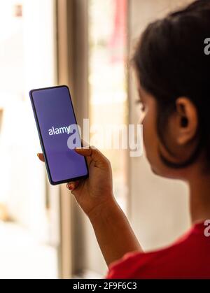 Assam, indien - 19. April 2021 : Alamy-Logo auf Telefonbildschirm Stock Bild. Stockfoto
