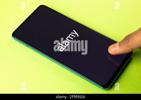 Assam, indien - 19. April 2021 : Alamy-Logo auf Telefonbildschirm Stock Bild. Stockfoto