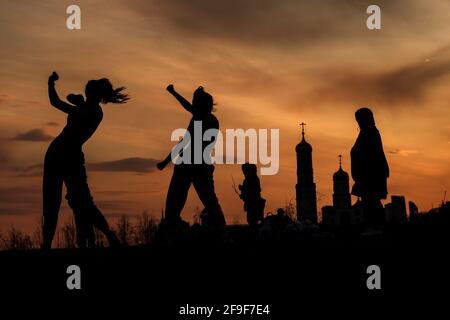 MOSKAU, RUSSLAND - 17 2021. APRIL: Mädchen tanzen bei Sonnenuntergang im Zaryadye Park Stockfoto