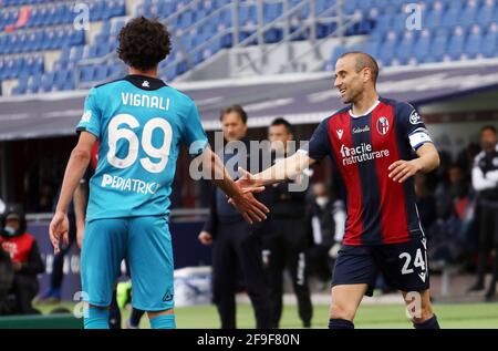 Luca Vignali von Spezia und Rodrigo Palacio von Bologna während des Fußballspieles der italienischen Serie A des FC Bologna im Renato Dall'Ara-Stadion in Bologna, Italien, 18. April 2021. Ph. Michele Nucci/LM Stockfoto