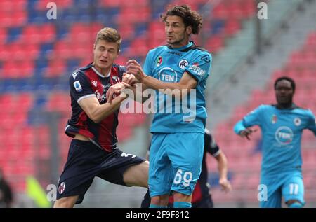 Jerdy Schouten (L) von Bologna und Luca Vignali von Spezia in Aktion beim Fußballspiel der italienischen Serie A des FC Bologna im Renato Dall'Ara-Stadion in Bologna, Italien, 18. April 2021. Ph. Michele Nucci/LM Stockfoto