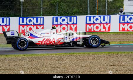 Imola, Italien. April 2021. Motorsport: Formel-1-Weltmeisterschaft, Großer Preis Der Emilia-Romagna, Rennen. Mick Schumacher aus Deutschland vom Haas F1 Team mit Flügelschaden auf der Strecke. Kredit: Hasan Bratic/dpa/Alamy Live Nachrichten Stockfoto