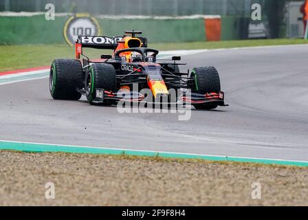 Imola, Italien. April 2021. Motorsport: Formel-1-Weltmeisterschaft, Großer Preis Der Emilia-Romagna, Rennen. Max Verstappen aus den Niederlanden vom Red Bull Racing Team auf der Strecke. Kredit: Hasan Bratic/dpa/Alamy Live Nachrichten Stockfoto