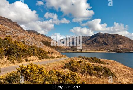 GLENELG HIGHLANDS SCHOTTLAND DIE STRASSE NACH ARNISDALE UND BLICK AUF LOCH HOURN IM FRÜHJAHR Stockfoto