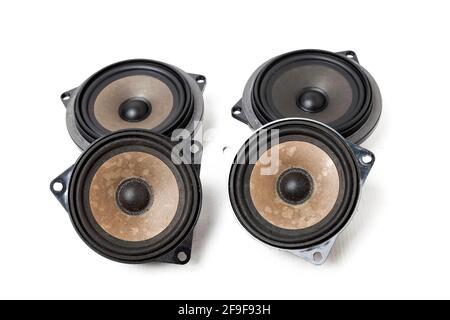 Vier Lautsprecher eines akustischen Systems - ein Audio zum Abspielen von Musik in einem Innenraum eines Autos auf einem weißen isolierten Hintergrund in einem Fotostudio. Ersatzteile für ein Stockfoto