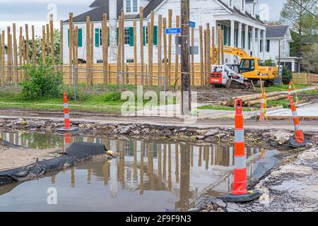 NEW ORLEANS, LA, USA - 24. MÄRZ 2021: Neubau von Häusern, Straßenreparaturen und überflutete Straße in Uptown Neighborhood Stockfoto