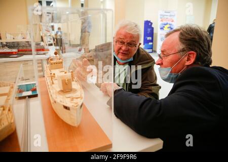 Moskau, Russland. April 2021. Zwei Männer unterhalten sich während der russischen Meisterschaft und des Moscow Open Cup im Schiffsmodellbau in Moskau, Russland, am 18. April 2021. Mehr als 160 Modelle von Schiffen und Schiffen, von den kleinsten 10-15 Zentimeter langen bis zu großen Modellen über 1.5 Meter lang, wurden während des Wettbewerbs präsentiert. Quelle: Alexander Zemlianichenko Jr/Xinhua/Alamy Live News Stockfoto