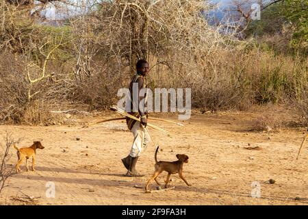 Hadzabe-Jäger auf einer Jagdexpedition. Die Hadza, oder Hadzabe, sind eine ethnische Gruppe im Nord-Zentral-tansania, die rund um den Eyasi-See im Zentrum lebt Stockfoto