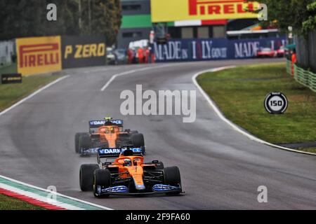 Daniel Ricciardo (AUS) McLaren MCL35M führt Teamkollegen Lando Norris (GBR) McLaren MCL35M an. 18.04.2021. Formel-1-Weltmeisterschaft, Rd 2, Großer Preis Der Emilia Romagna, Imola, Italien, Renntag. Bildnachweis sollte lauten: XPB/Press Association Images. Stockfoto