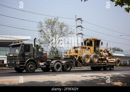 Chiangmai, Thailand - März 16 2021: Privater Komatsu-Traktor auf Lastwagen. Auf der Straße Nr. 1001, 8 km von der Stadt Chiangmai entfernt. Stockfoto