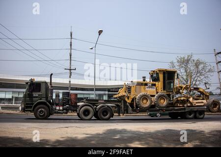 Chiangmai, Thailand - März 16 2021: Privater Komatsu-Traktor auf Lastwagen. Auf der Straße Nr. 1001, 8 km von der Stadt Chiangmai entfernt. Stockfoto