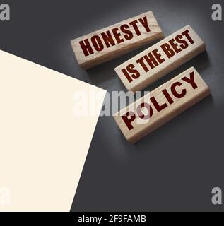 Ehrlichkeit ist die beste Politik Worte in Holzblöcken geschrieben. Vertrauenswürdig, Wahrheit, Überzeugungen und Vereinbarung Geschäftskonzept. Stockfoto