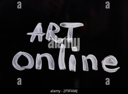 Text auf Glas 'Art online' mit Farbe gemacht. Inspirierender Text, um Online-Lernen, Kunstunterricht oder Fernstudium zu motivieren. Schwarzer Hintergrund. Hochwertige Fotos Stockfoto