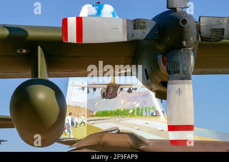 Pakistanische Luftwaffe Lockheed C-130 Hercules Transportflugzeug, mit spezieller Lackierung, um der weltweiten Unterstützung für das Erdbeben von 2005 zu danken. Hilfe, Erleichterung Stockfoto