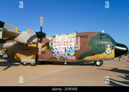 Pakistanische Luftwaffe Lockheed C-130 Hercules Transportflugzeug, mit spezieller Lackierung, um der weltweiten Unterstützung für das Erdbeben von 2005 zu danken. Hilfe, Erleichterung Stockfoto