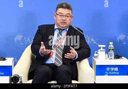 BOAO, Chinas Provinz Hainan. April 2021. Yu Xuefeng, Chairman von CanSino Biologics Inc., spricht auf einer Sitzung mit dem Titel Joint-Construction of the 'Silk Road of Health' während der jährlichen Konferenz des Boao Forum for Asia in Boao, der südchinesischen Provinz Hainan, am 18. April 2021. Quelle: Yang Guanyu/Xinhua/Alamy Live News Stockfoto