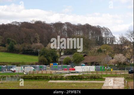 Aylesbury Valle, Buckinghamshire, Großbritannien. April 2021. Das HS2-Gelände auf der Durham Farm in der Nähe von Jones Hill Wood. HS2 hat einen großen Teil der Farm, die seit Generationen in der Familie ist, zwangsweise erworben. Die Familie wurde von HS2 vertrieben und soll noch keine Entschädigung von HS2 erhalten haben. Die Hochgeschwindigkeitsbahn 2 von London nach Birmingham zeigt eine riesige Narbe in Buckinghamshire und den Chilterns, einem Gebiet von außergewöhnlicher natürlicher Schönheit.Quelle: Maureen McLean/Alamy Stockfoto