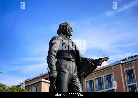 Bronzeskulptur des Komponisten Felix Mendelssohn Bartholdy in der Nähe des Opernhauses in Düsseldorf. Stockfoto