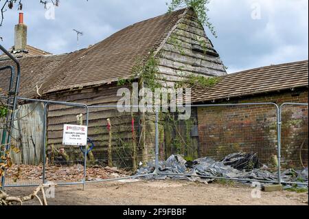 Aylesbury Valle, Buckinghamshire, Großbritannien. April 2021. Ein Haufen zerschmetterte Dachziegel lag auf dem Boden. Sie wurden von HS2 aus dem Farmhaus auf der Durham Farm entfernt, als HS2 sich bereit machen, die Farmgebäude zu zerstören, die bekanntermaßen Fledermäuse enthalten. Die Familie wurde von HS2 vertrieben und soll noch keine Entschädigung von HS2 erhalten haben. Die Hochgeschwindigkeitsbahn 2 von London nach Birmingham zeigt eine riesige Narbe in Buckinghamshire und den Chilterns, einem Gebiet von außergewöhnlicher natürlicher Schönheit.Quelle: Maureen McLean/Alamy Stockfoto