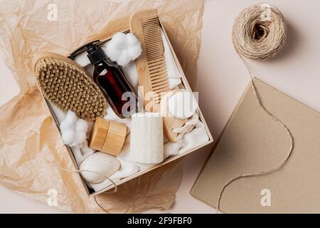 Beauty-Box mit Flaschen aus Naturkosmetik, Körperbürste, Bambushaarkamm, Loofah. Stockfoto