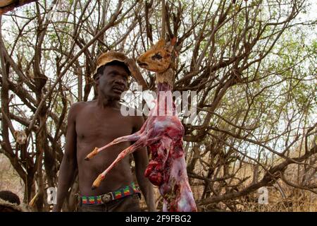 Hadzabe-Jäger auf einer Jagdexpedition. Die Hadza, oder Hadzabe, sind eine ethnische Gruppe im Nord-Zentral-tansania, die rund um den Eyasi-See im Zentrum lebt Stockfoto