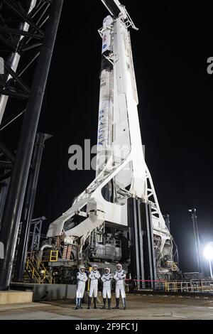 Kennedy Space Center in Florida, USA. April 2021. Von links nach rechts: Die NASA-Astronauten Megan McArthur und Shane Kimbrough, Astronaut der Japan Aerospace Exploration Agency (JAXA), Akihiko Hoshide, Und der ESA-Astronaut Thomas Pesquet, der SpaceX-Raumanzüge trägt, wird bei einer Generalprobe vor dem Start der Crew-2-Mission am Sonntag, dem 18. April 2021, im Kennedy Space Center der NASA in Florida gesehen. Kredit: UPI/Alamy Live Nachrichten Stockfoto