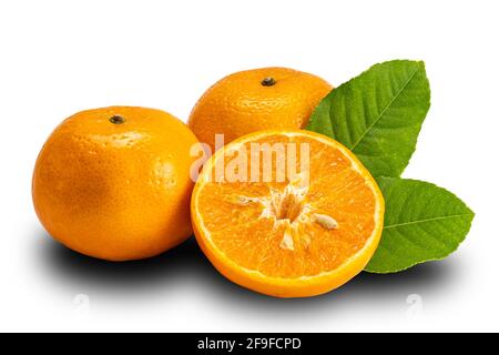 Seitenansicht der Mandarine orange ganz und halb mit Blättern auf weißem Hintergrund mit Beschneidungspfad. Mandarinenorangen oder Citrus reticulata sind die Früchte i Stockfoto