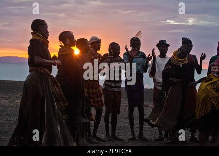 Die Turkana sind ein nilotisches Volk, das im Turkana County im Nordwesten Kenias beheimatet ist, einer semiarden Klimaregion, die im Osten an den Lake Turkana, Pokot, grenzt Stockfoto