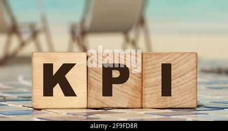 KPI Holzblöcke mit Buchstaben, Key Performance Indicator Business Concept auf entspanntem Strand Hintergrund Stockfoto