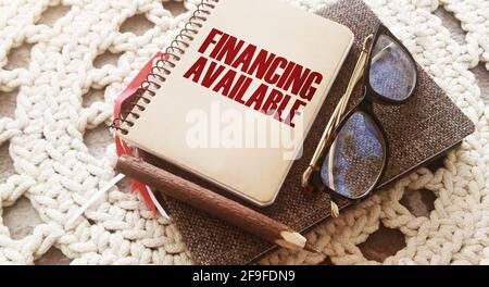 Finanzielle verfügbare Wörter auf dem Cover auf Notebook, Brille und Stift. Business-Konzept für Einkommen Geld Plan. Stockfoto