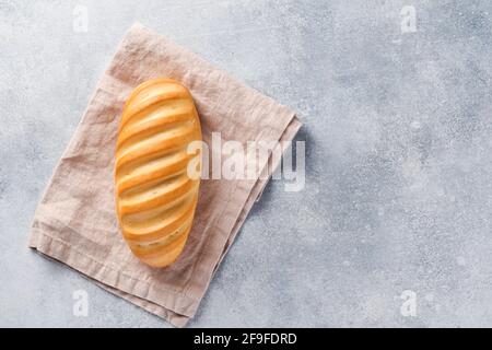 Frisches Brot auf hellgrauem Betongrund. Draufsicht mit Platz für Text Stockfoto