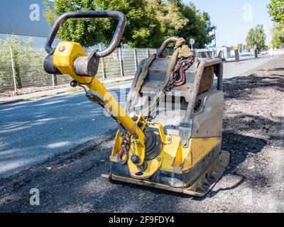 Vibrationsplatte auf einer Baustelle Stockfoto