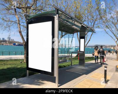 Eine Bushaltestelle mit leeren Plakatflächen in Istanbul, Türkei Stockfoto