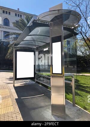Eine Bushaltestelle mit leeren Plakatflächen in Istanbul, Türkei Stockfoto