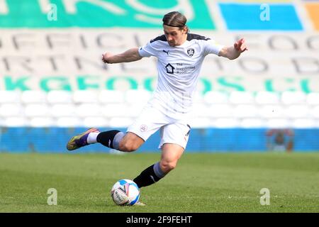 Birmingham, Großbritannien. April 2021. Callum Brittain of Barmsley in Aktion während des Spiels. Das Spiel der EFL Skybet Championship, Coventry City gegen Barnsley im St Andrew's Stadium in Birmingham, Midlands, ist am Sonntag, dem 18. April 2021 zu sehen. Dieses Bild darf nur für redaktionelle Zwecke verwendet werden. Nur zur redaktionellen Verwendung, Lizenz für kommerzielle Nutzung erforderlich. Keine Verwendung bei Wetten, Spielen oder Veröffentlichungen in einem Club/einer Liga/einem Spieler. PIC von Steffan Bowen/Andrew Orchard Sports Photography/Alamy Live News Credit: Andrew Orchard Sports Photography/Alamy Live News Stockfoto