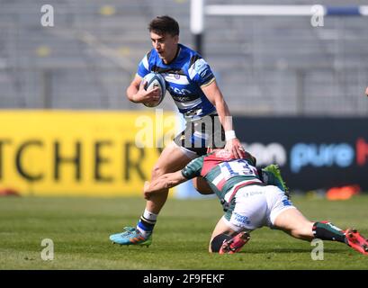 Erholungsgebiet, Bath, Somerset, Großbritannien. April 2021. Englische Premiership Rugby, Bath versus Leicester Tigers; Mat&#mixed; Moroni von Leicester Tigers tackt Cameron Redpath von Bath, der überspringt Kredit: Action Plus Sports/Alamy Live News Stockfoto