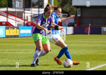 Crawley, Großbritannien. Dezember 2019. Beide Spieler kämpfen beim Vitality Womens FA Cup-Spiel zwischen Brighton & Hove Albion und Bristol City im People's Pension Stadium in Crawley um den Ball. Kredit: SPP Sport Pressefoto. /Alamy Live News Stockfoto