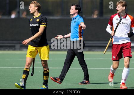 DEN B.Sc., NIEDERLANDE - APRIL 18: Schiedsrichter Joep Everaers während des Hoofdklasse-Spiels zwischen Den Bosch H1 und Almere H1 im Hockey Club 's-Hertogenbos Stockfoto