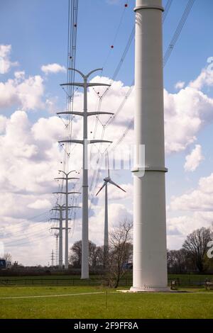 Bei Isselburg im Münsterland verlaufen 380 kV-Stromleitungen über massive Wandpylone, es handelt sich um ein Pilotprojekt des Übertragungsnetzbetreibers Amprion, Nort Stockfoto