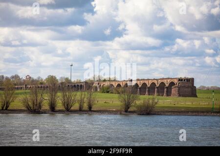 Reste der alten Rheineisenbahnbrücke in Wesel, wurde sie am 10. März 1945 von der Bundeswehr, Nordrhein-Westfalen, Germ, zerstört Stockfoto