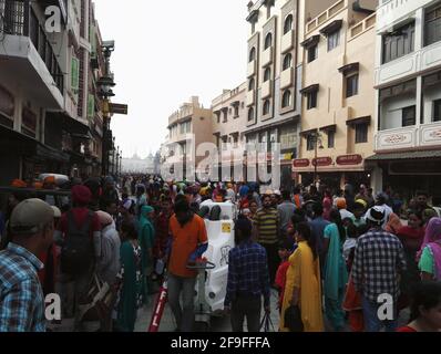 AMRITSAR, INDIEN, 06. November 2016: Besuchermassen auf der Straße mit neu erbauter Architektur auf dem Weg zum Harmandir Sahib oder Golden Temple, dem sp Stockfoto
