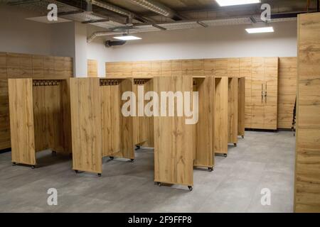 Holzschrankboxen mit Metallschlössern. Klassische Holz Umkleideraum und eine Bank. Stockfoto