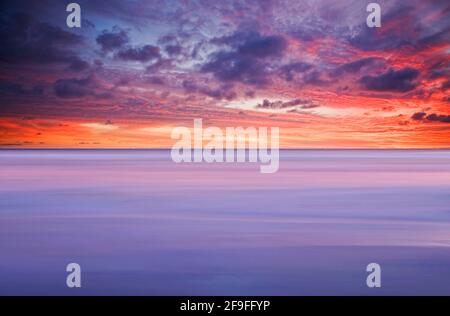 Sonnenuntergang im Leo Carrillo State Park, Kalifornien. Stockfoto