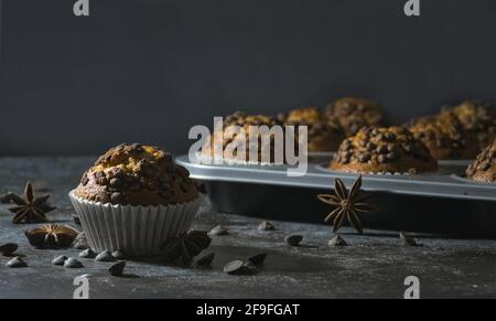 Ein frischer und hausgemachter Schokoladenmuffin auf dem Tisch Stockfoto