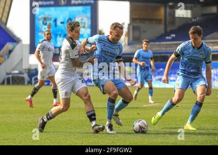 Birmingham, Großbritannien. April 2021. Kyle McFadzean #5 von Coventry City hält Dominik Frieser #28 von Barmsley in Birmingham, Großbritannien, am 4/18/2021. (Foto von Mark Cosgrove/News Images/Sipa USA) Quelle: SIPA USA/Alamy Live News Stockfoto