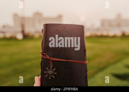 SHARJAH, VEREINIGTE ARABISCHE EMIRATE - 02. Mai 2019: Reisebuch 18. Jahrhundert Stockfoto